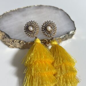 Brinco com franjas amarelas e base em pérolas