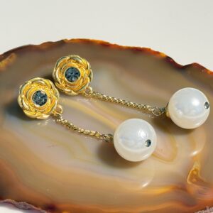 Brinco dourado com pérola pendente