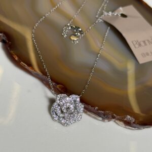 Colar Rosa Cravejada em Moissanites