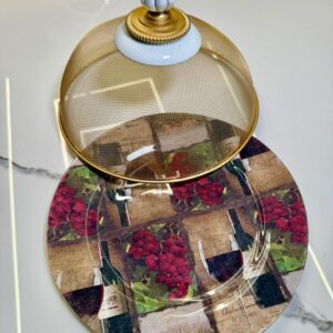 Elegante e funcional, o Suporte Gourmet Real é perfeito para servir e proteger alimentos com charme. Com base sofisticada e cúpula em tela metálica dourada, ele mantém os pratos protegidos enquanto valoriza a mesa posta. Ideal para queijos, bolos, pães e petiscos, trazendo um toque clássico e refinado para qualquer ocasião.